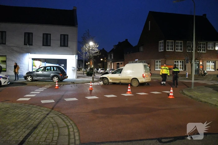 Flinke schade na botsing op kruispunt