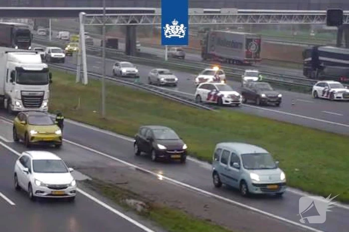 Twee rijstroken snelweg afgesloten na ongeval