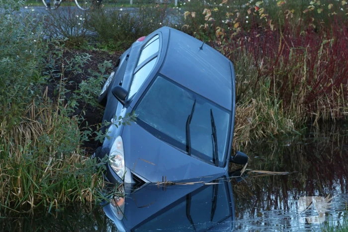 Veel hulpdiensten aanwezig voor auto te water