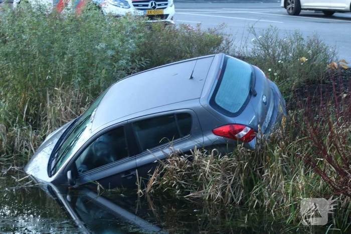 Veel hulpdiensten aanwezig voor auto te water