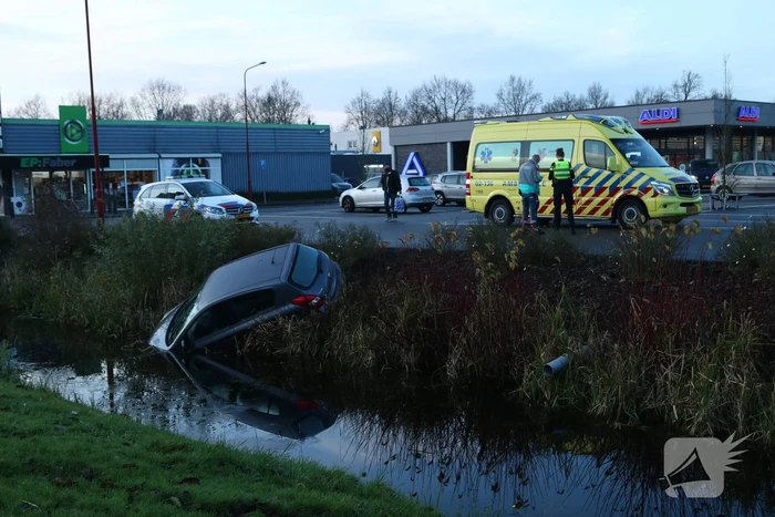 Veel hulpdiensten aanwezig voor auto te water