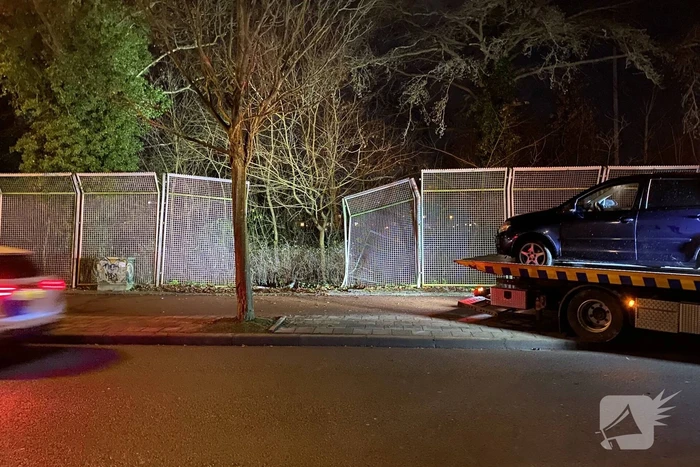 Auto rijdt dwars door hekwerk
