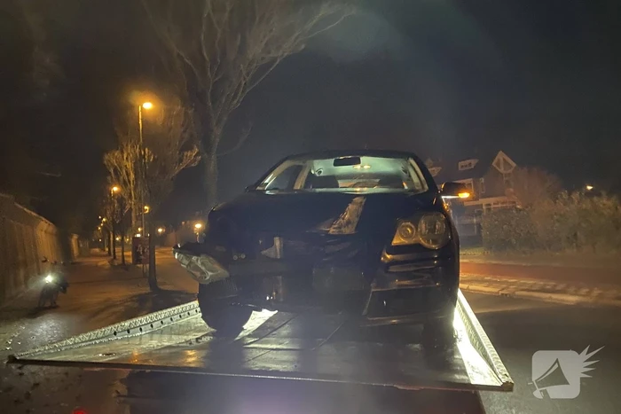 Auto rijdt dwars door hekwerk