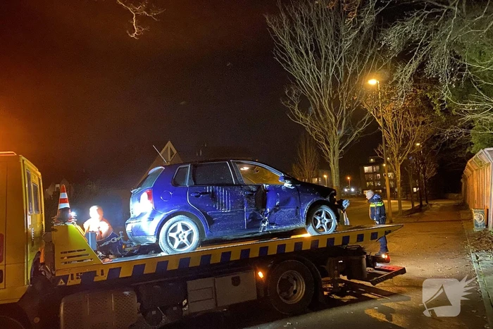 Auto rijdt dwars door hekwerk