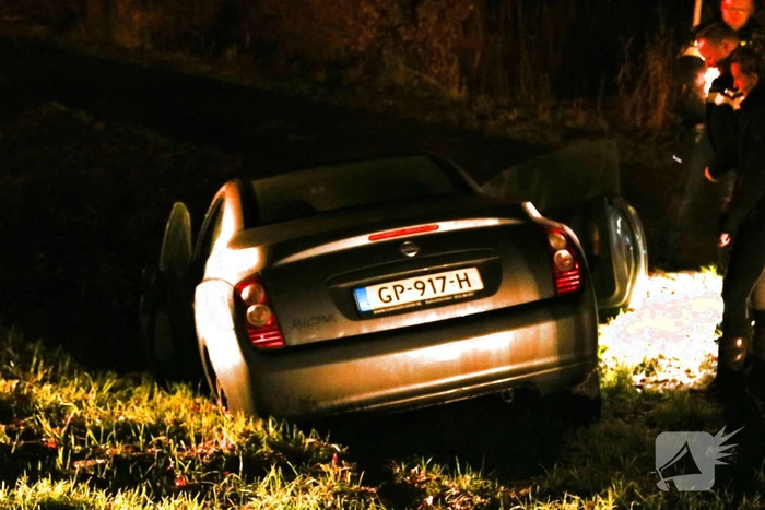 Auto raakt van de weg en belandt in sloot