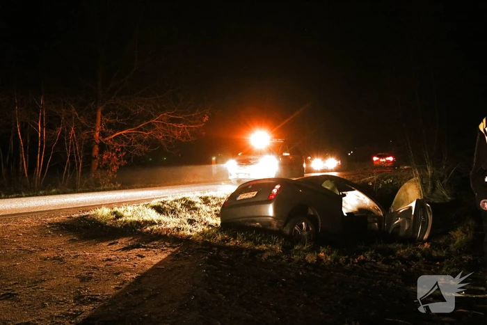 Auto raakt van de weg en belandt in sloot