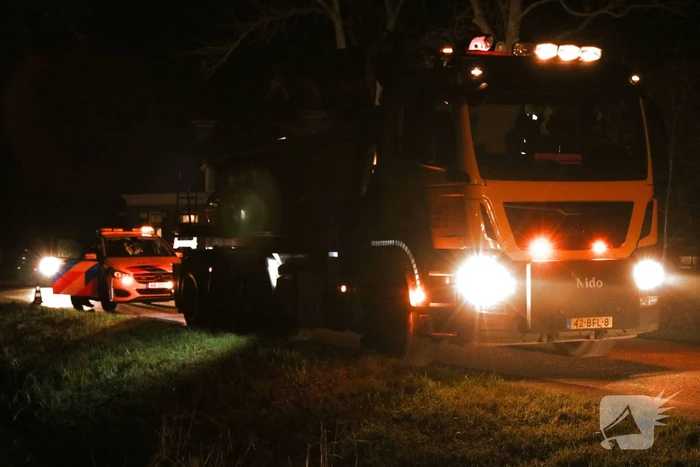 Auto raakt van de weg en belandt in sloot