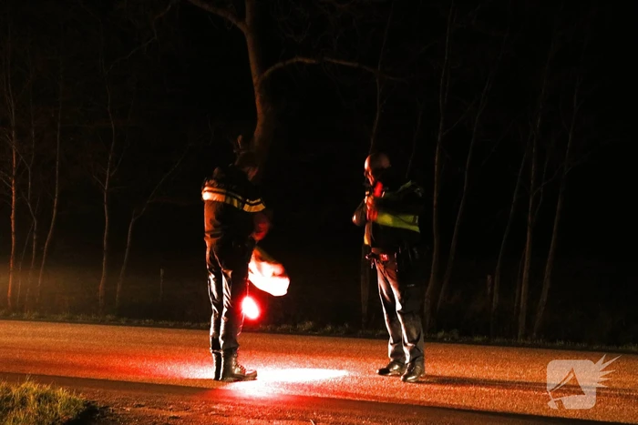 Auto raakt van de weg en belandt in sloot