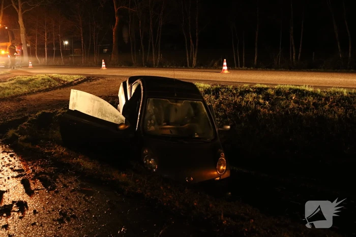 Auto raakt van de weg en belandt in sloot