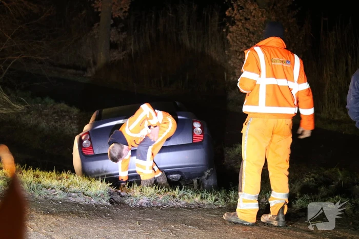 Auto raakt van de weg en belandt in sloot