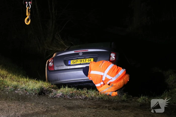 Auto raakt van de weg en belandt in sloot