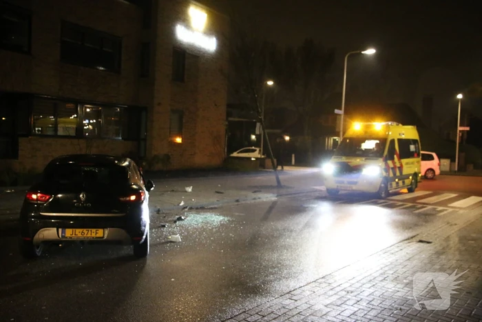 Automobilist raakt van de weg en ramt boom