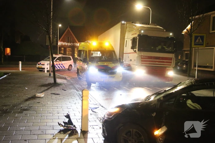 Automobilist raakt van de weg en ramt boom