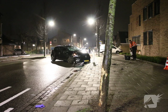 Automobilist raakt van de weg en ramt boom