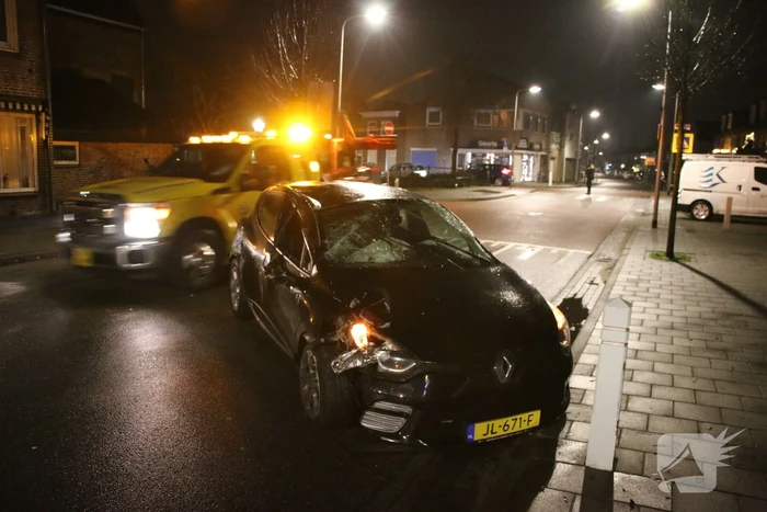 Automobilist raakt van de weg en ramt boom