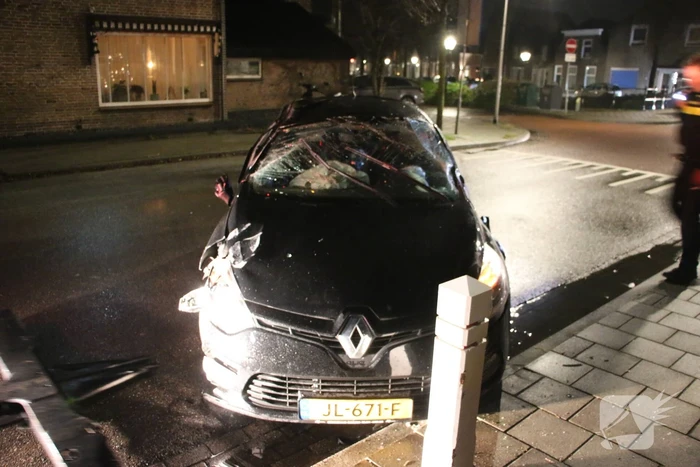 Automobilist raakt van de weg en ramt boom