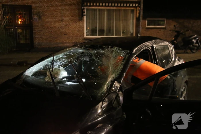 Automobilist raakt van de weg en ramt boom