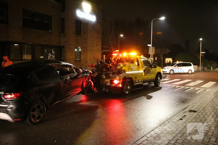 Automobilist raakt van de weg en ramt boom