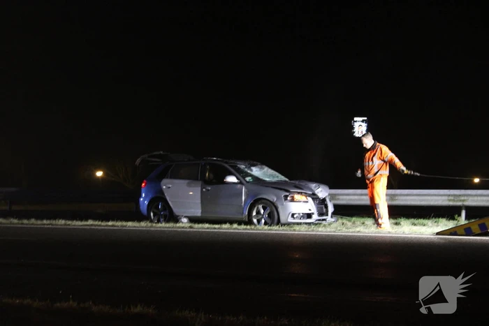 Auto zwaar beschadigd na botsing tegen vangrail