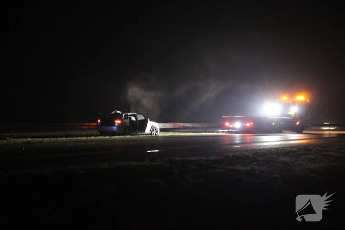 Auto zwaar beschadigd na botsing tegen vangrail