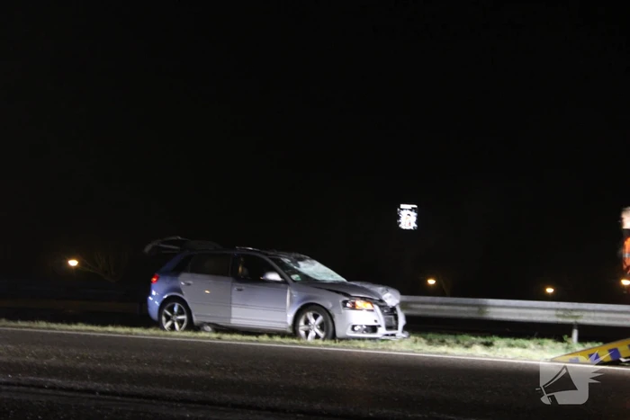 Auto zwaar beschadigd na botsing tegen vangrail