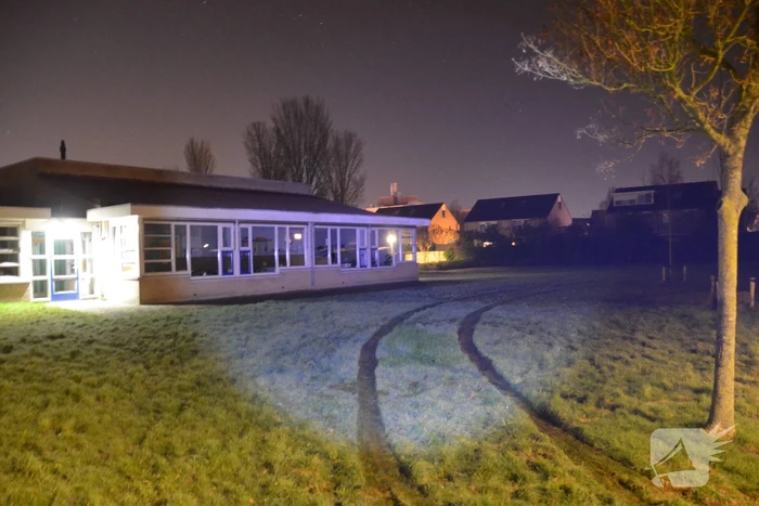 Politievoertuig rijdt zich vast na brand in speeltoestel