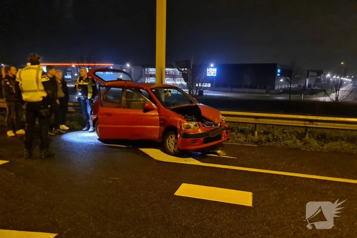 Automobilist verliest macht over het stuur en raakt vangrail