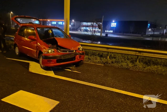 Automobilist verliest macht over het stuur en raakt vangrail