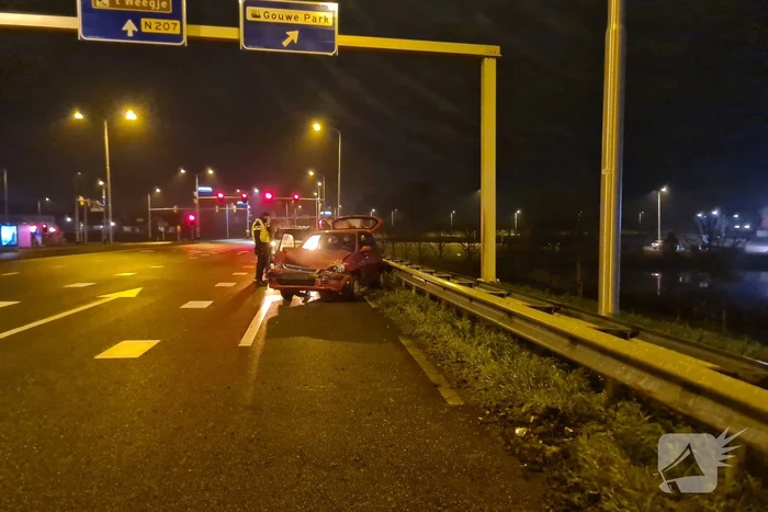 Automobilist verliest macht over het stuur en raakt vangrail