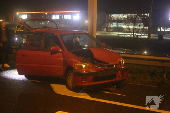 Automobilist verliest macht over het stuur en raakt vangrail