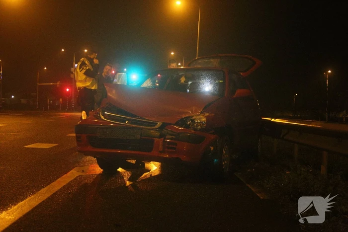 Automobilist verliest macht over het stuur en raakt vangrail