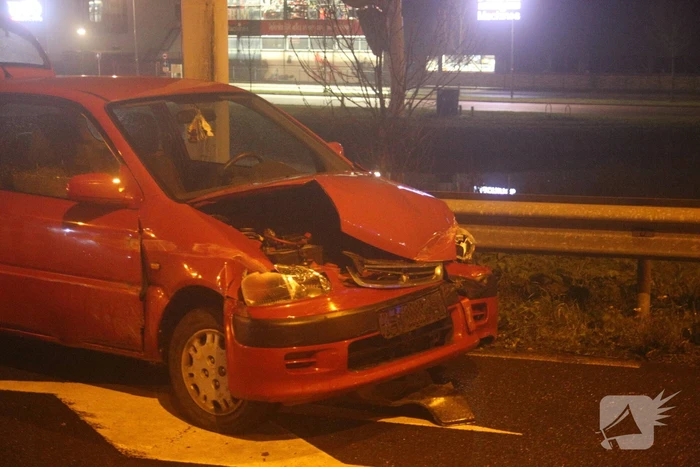 Automobilist verliest macht over het stuur en raakt vangrail