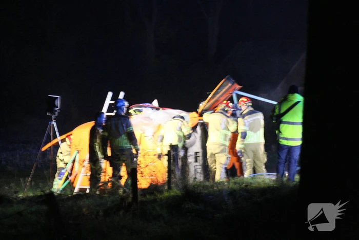 Bestelbus raakt van de weg belandt in weiland