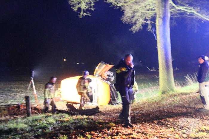 Bestelbus raakt van de weg belandt in weiland