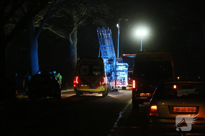 Bestelbus raakt van de weg belandt in weiland