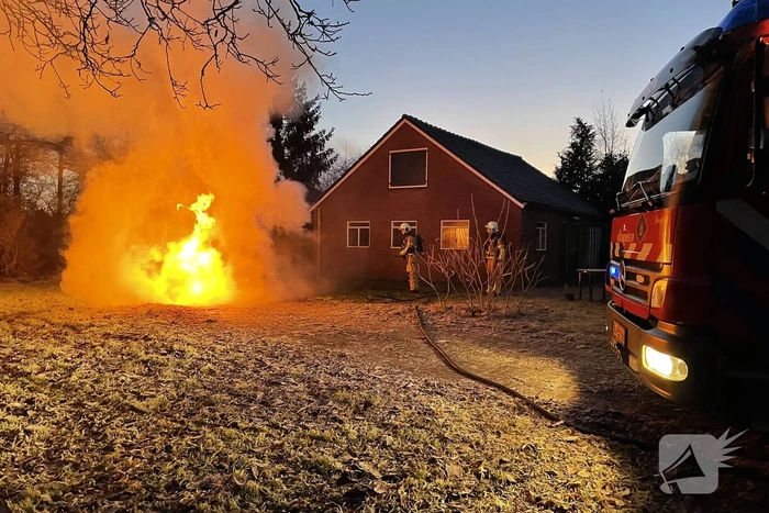 Auto gaat in vlammen op bij woning
