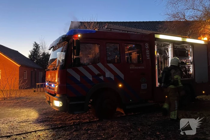 Auto gaat in vlammen op bij woning