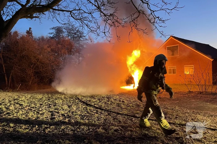 Auto gaat in vlammen op bij woning