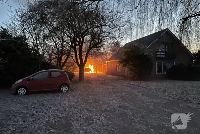 Auto gaat in vlammen op bij woning