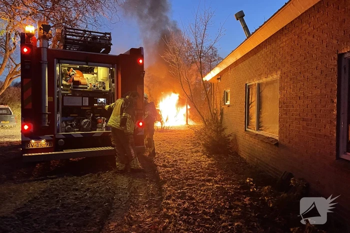 Auto gaat in vlammen op bij woning