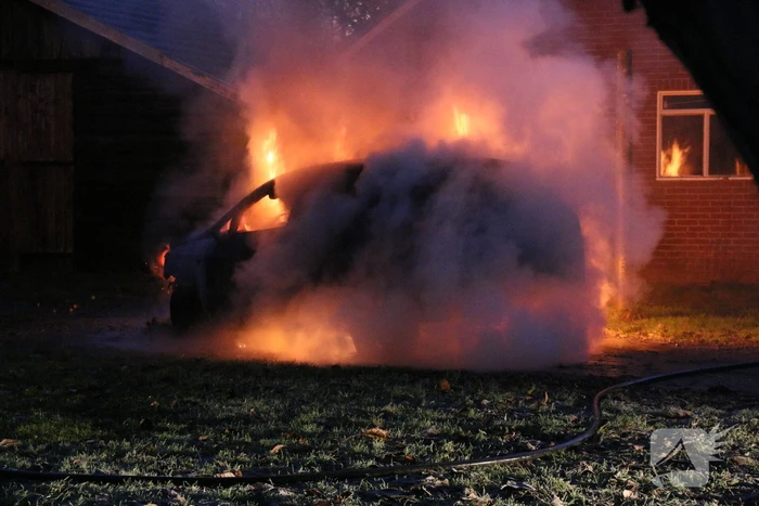 Auto gaat in vlammen op bij woning