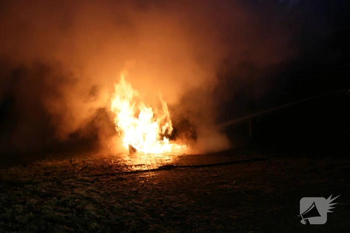 Auto gaat in vlammen op bij woning