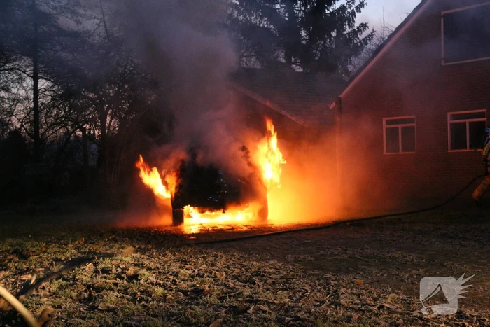 Auto gaat in vlammen op bij woning