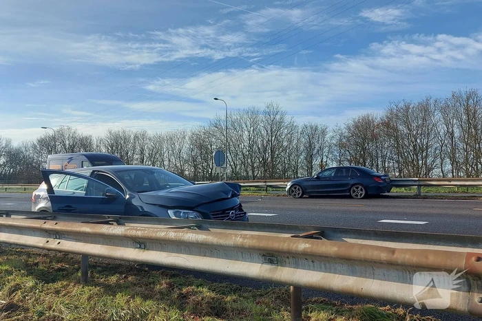 Ongeval tussen twee auto's op snelweg