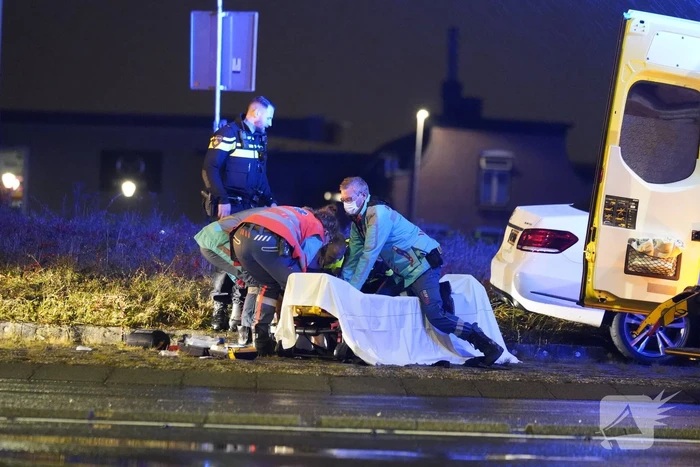 Bestuurder rijdt tegen verkeersbord op rotonde