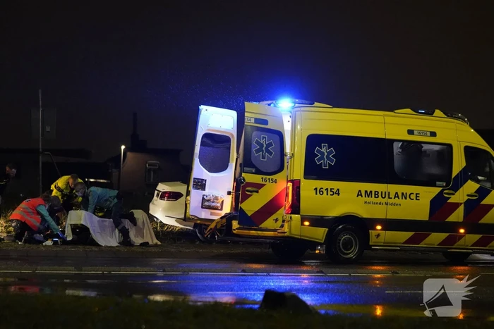 Bestuurder rijdt tegen verkeersbord op rotonde