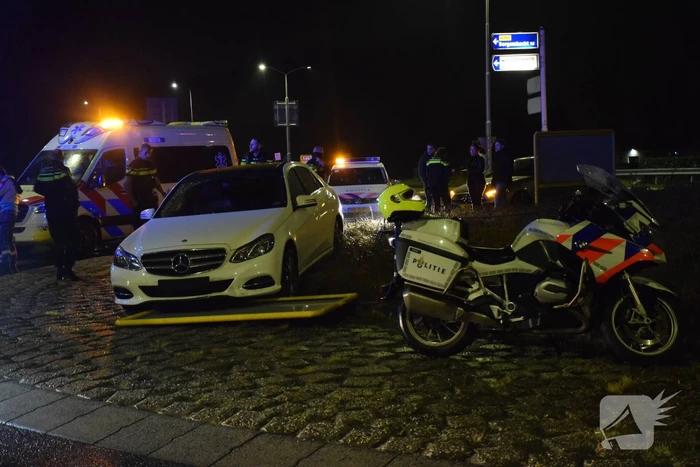 Bestuurder rijdt tegen verkeersbord op rotonde