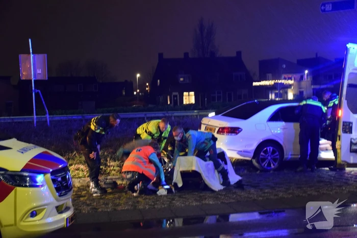 Bestuurder rijdt tegen verkeersbord op rotonde