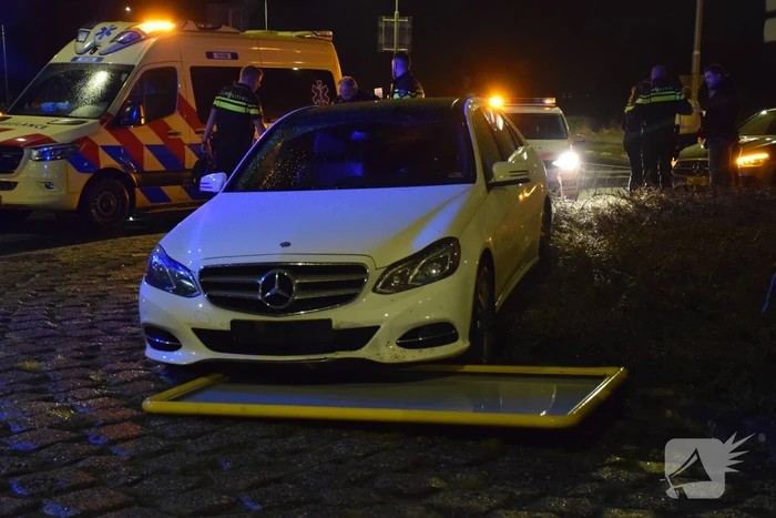 Bestuurder rijdt tegen verkeersbord op rotonde