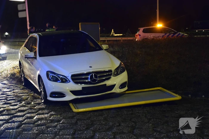 Bestuurder rijdt tegen verkeersbord op rotonde